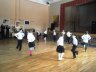 1e šoko lietuvių liaudies šokį „Kiškelis“. - 